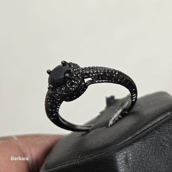 Vintage Black Onyx and Marcasite Ring, Size 8 - Picture 3 of 6